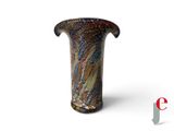 un vase posé sur une surface blanche