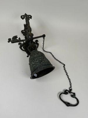 une cloche à laquelle sont attachées une chaîne et une clé
