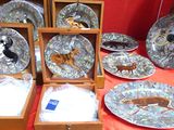 de nombreuses assiettes ornées d'animaux, exposées sur une table