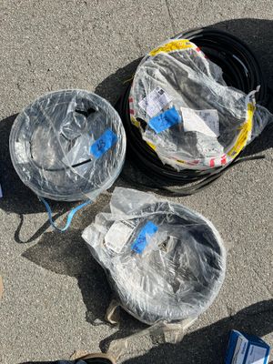 deux seaux d'eau posés par terre à côté d'une paire de chaussures