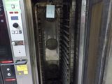 une photo d'un four professionnel dont la porte est ouverte