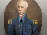 portrait d'un homme en uniforme bleu dans une pièce blanche