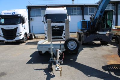 deux camions garés l'un à côté de l'autre sur un parking
