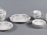 une image d'un groupe de plats et de tasses en porcelaine sur une table