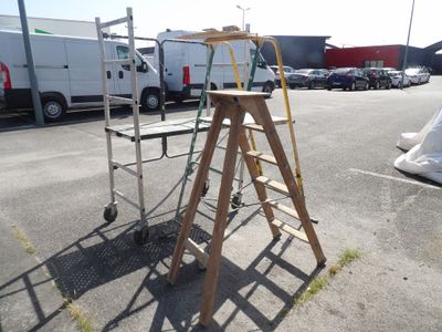 Lot divers: - RACKS AVEC PLANCHER BOIS DANS L'ETAT.