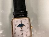 une montre posée sur une table en verre