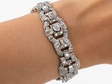 une image représentant la main d'une femme portant un bracelet