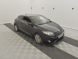 la voiture grise est garée dans le garage sur le sol en damier