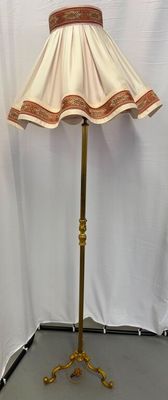 une image d'une lampe posée sur un pied