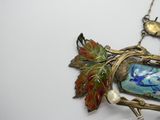 une photo d'un collier orné d'un oiseau