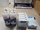 une table sur laquelle sont posées de nombreuses bouteilles d'eau