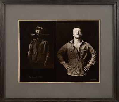 une photo en noir et blanc d'un homme en veste, les mains sur les hanches