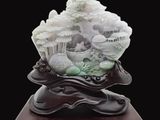 une sculpture en jade blanc posée sur un socle en bois, sur fond noir