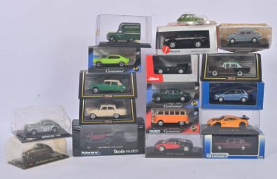 de nombreux modèles de voitures différents exposés dans une vitrine