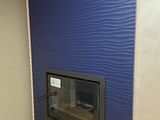 une cheminée dans un coin d'une pièce dont le mur est bleu