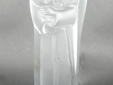 une image représentant une sculpture en verre représentant une femme tenant un enfant dans ses bras