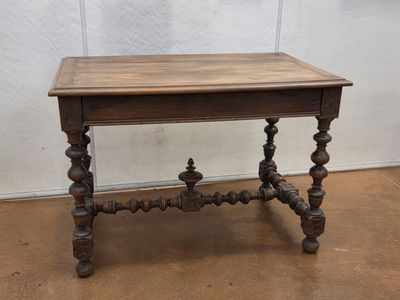 Petite table à écrire ouvrant par un tiroir en façade, repos…