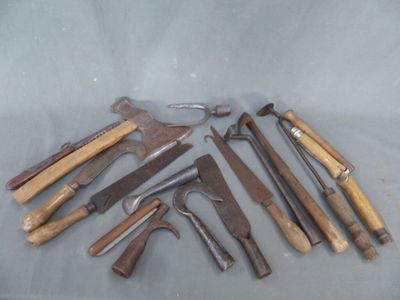 les nombreux types d'outils qui se trouvent sur la table