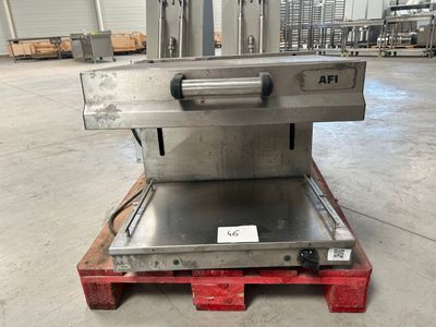une machine posée sur une palette dans un entrepôt
