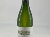 une bouteille de vin posée sur une table