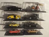 tout un tas de petites voitures différentes dans une vitrine