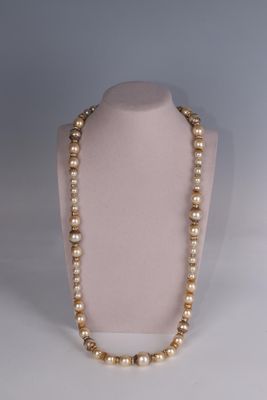 Dans le goût de Chanel. Long collier de perles de nacre, rou…