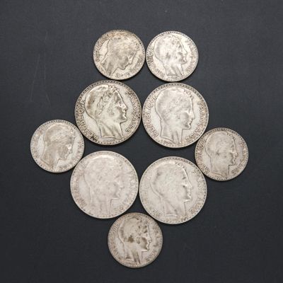six types différents de pièces d'argent sur une surface noire