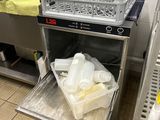 un lave-vaisselle et un évier dans une cuisine professionnelle