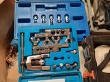 une boîte bleue contenant des outils, posée sur le sol