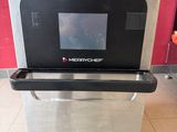 un micro-ondes posé sur une étagère en verre