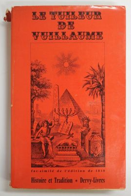 un livre rouge avec l'image d'une pyramide en arrière-plan