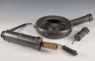 TROIS CLYSTERES en étain dont un SOIT-MEME XVIII - XIXeme Si…