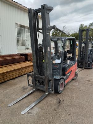 a forklift that is parked in front of a building