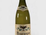 la bouteille de vin est posée sur une surface blanche