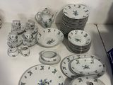 beaucoup d'assiettes et de tasses sur la table