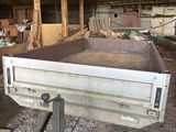 un camion qui est garé à l'intérieur d'un bâtiment