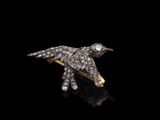 une image représentant une broche en forme d'oiseau en diamant sur fond noir