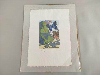 une photo d'une photo d'un oiseau accrochée au mur