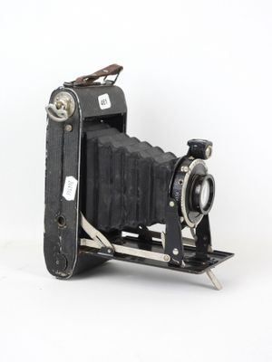une vieille photo d'un vieil appareil photo sur fond blanc