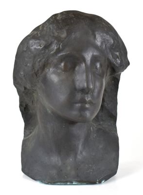 sculpture représentant une tête de femme sur fond blanc