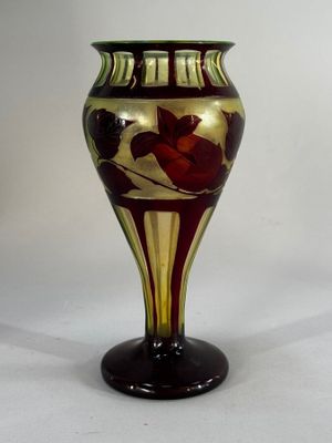 un vase avec un motif floral posé sur une table