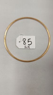 gros plan d'un bracelet en or portant une étiquette de prix