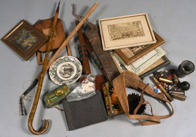 beaucoup d'objets anciens qui se trouvent sur la table