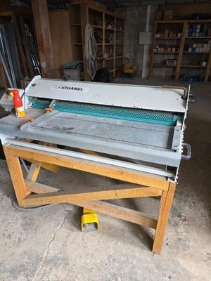 une machine posée sur une table dans un garage