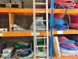 un présentoir sur lequel sont disposés de nombreux types de fils différents