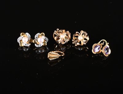 un ensemble composé de cinq paires de boucles d'oreilles et d'une bague