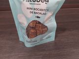 un sac de nourriture posé sur une table