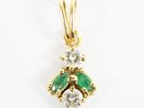 pendentif en émeraude et diamant sur fond blanc