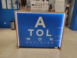la réception d'un magasin avec une enseigne bleue sur laquelle on peut lire « a tol »