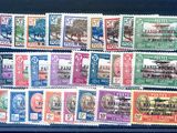 Plusieurs timbres différents sont exposés dans une vitrine.